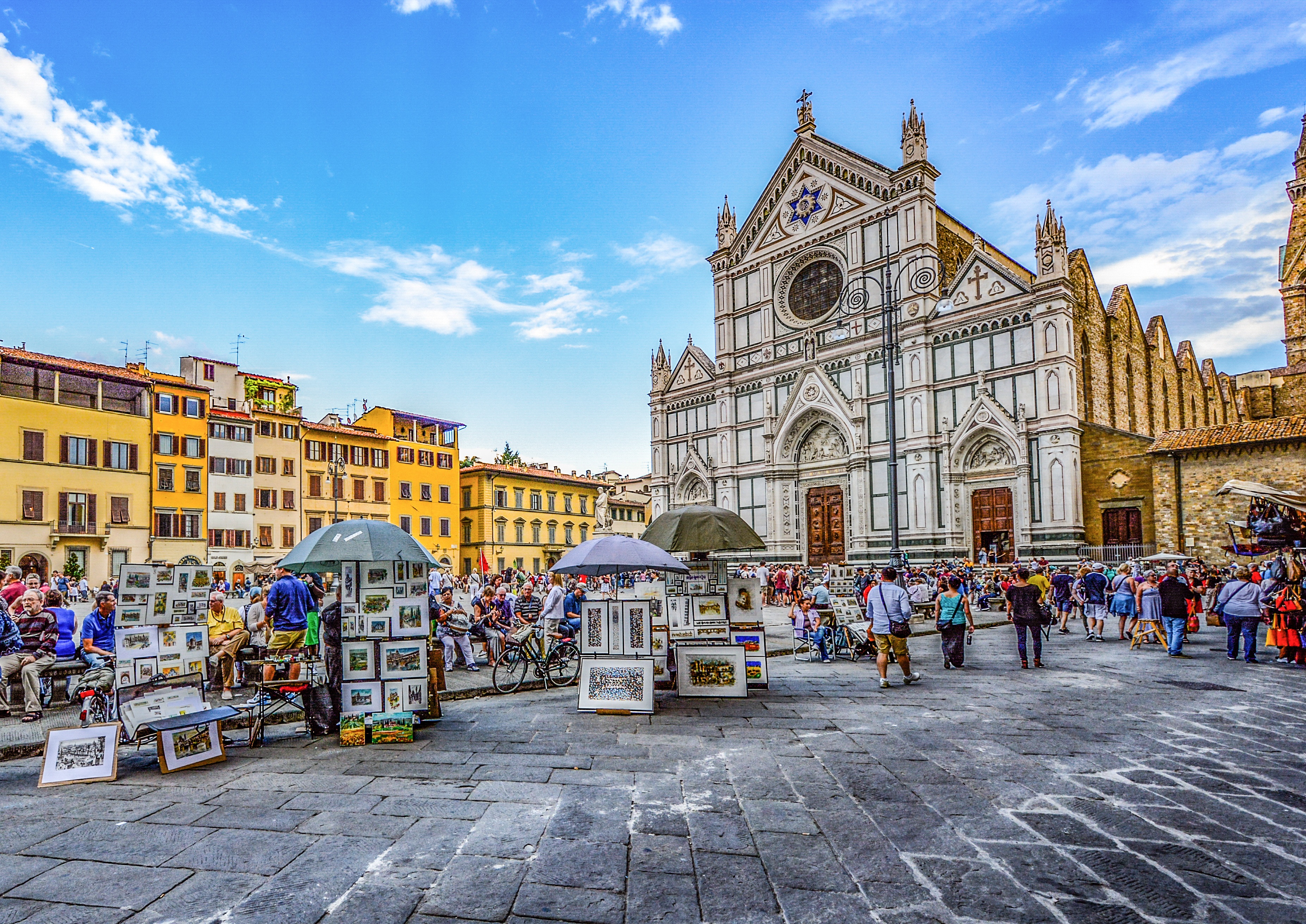 The Basilica of Santa Croce in Florence is the biggest Franciscan church in the world and houses the tombs of famous Italians like Michelangelo, Dante Aligheri, Galileo Galilei and Macchiavelli. 